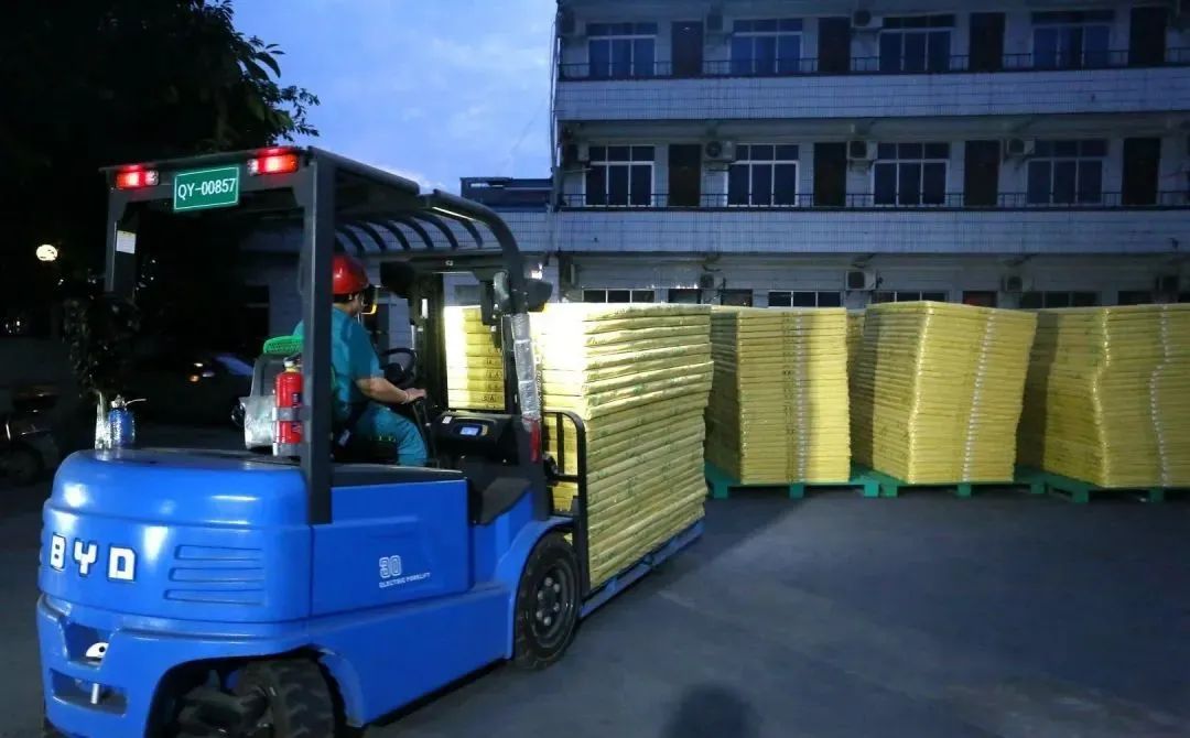 连夜加急赶制1243张床垫，全友家居支援成都抗疫一线!