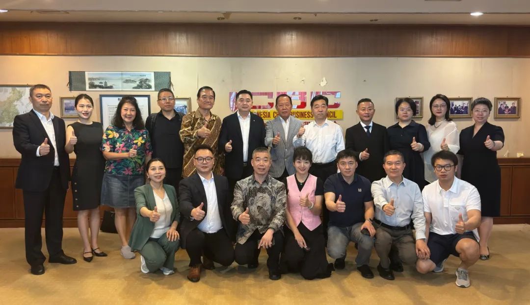四川省家具进出口商会会长钟文华随四川代表团访问印度尼西亚